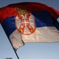 Vraćena srpska trobojka na spomenik ubijenim i otetim Srbima iz Orahovca
