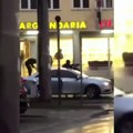Filmska pljačka u Suvoj Reci Maskirani razbojnci uleteli u zlataru, pa zapucali na policiju (video)