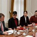 Završen proces privatizacije Ministar Cvetković potpisao ugovor sa kompanijom "Matijević" o prodaji hotela Slavija (foto)