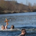 Традиционално: Пливање за часни крст на Багрданско-војштанском језеру