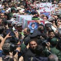 Sahrana Raisija u njegovom rodnom gradu Ljudi nose slike poginulog predsednika Irana (foto)