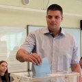 Aleksandar Šešelj glasao u Batajnici FOTO
