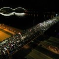 Crveni tepih i aplauz za nobelovce: Pogledajte kako je Novi Sad dočekao beogradske studente (FOTO)