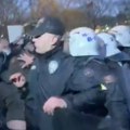 Zavođenje reda: Turski policajci suzavcem na demonstrante u Istanbulu