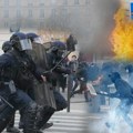 Evropska zemlja u plamenu, rat na ulicama niko ne može da zaustavi! Maskirane grupe napadaju sve redom, gerilske borbe u…