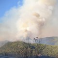 Bukti požar kod rače, nebo prekriveno dimom Vetar dodatno pogoršava situaciju