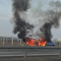 Požar na autoputu Gori automobil kod skretanja za Novu Pazovu (video)