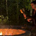 Filmska scena u šumi usred noći ostavila sve u čudu! Elena Karić izvodi ritual: U ruci drži zlatni pehar i drveni predmet, a…