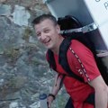Nakon svađe sa ženom, stavio je frižider na leđa: Uputio se u planine i osvojio vrh uz aplauz 500.000 ljudi