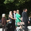 (Foto) Beba Iris na maminom venčanju Ponosna baka je gura u kolicima: Deina ćerka ima mesec i po dana, svatovi je zaljubljeno…