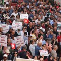 „Zatvori su puni, ljudi su gladni“: Hiljade ljudi na demonstracijama u Tunisu protiv predsednika Sajeda