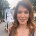Silikoni u prvom planu: Voditeljka Nina Radulović jedva zakopčala rajsferšlus na grudima, šeta Beogradom u kratkoj haljini…