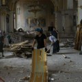 Vernici plaču i sakupljaju krhotine božije kuće: Užasne slike iz Odese - Hram Preobraženja Gospodnjeg u ruševinama (foto)