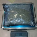 Poštom naručio drogu sa Tajlanda: Carinici umesto garderobe u paketu pronašli pola kilograma marihuane (foto)