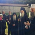 "Ne brani se ni mir, ni ljubav, ni Kosovo na jutjubu i tviteru" Patrijarh Porfirije u Dečanima: Dođite i ponesite deo krsta i…