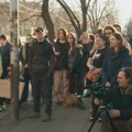 Protest ispred Ambasade Rusije u Beogradu zbog smrti Navaljnog: Građani polažu cveće, grle se i plaču