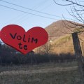 Za Dan ljubavi pored puta u Stragarima raspoređena crvena srca