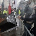 Poljoprivrednici se sukobili sa policijom u Varšavi: Požar ispred kabineta premijera Donalda Tuska (foto)
