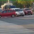 Sudar kod Futoške pijace Automobil preprečio sve tri trake, stvara se gužva (video)
