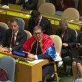 Generalna skupština UN: Usvojena Rezolucija o Srebrenici, Vučić ogrnut zastavom Srbije