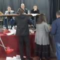 Zasedali odbornici u Topoli, opozicija prosula smeće pred predsedavajuće