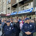 Novosađani opkolili štandove SNS, gađali ih jajima a potom napravili žurku (VIDEO)