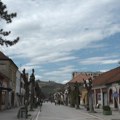 Užas u Arilju: Bivšu suprugu gurnuo sa stepeništa pred detetom, slomio joj lobanju i pršljenove