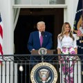 Melanija Tramp ima novu boju kose i ne skida osmeh sa lica: Svi gledaju u prvu damu SAD, kakva smela promena!