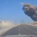 Raketa udarila u autoput, izbegli smrt za dlaku! Kamera uhvatila trenutak iranskog napada! (video)