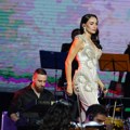 Прекинут концерт емине Јаховић! Певачица зауставила музику: "Ужасно сам..."