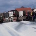 VIDEO: Farmeri iz očaja blokirali put Kragujevac-Knić i prosuli četiri tone mleka