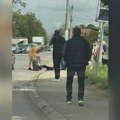 Najtužnija slika sa stajališta u Čačku: Udario kolima deku koji je čekao autobus, prolaznici mu pomogli