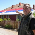 Meštanin sela Nepričava razvukao sprsku trobojku preko krova kuće jer se konačno rešava problem sa vodom