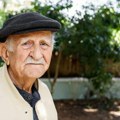 Ovaj deka je legenda vatrogasaca! Ima 97 godina i čak 80 u vatrogasnoj službi: Dokument iz 1948. otkriva njegovu neverovatnu…