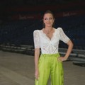 Nikad zgodnija Aleksandra Prijović se prošetala samo u pantalonama - pogledajte neobičan detalj na leđima VIDEO