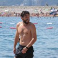Razveo se posle 17 godina i smršao 11 kilograma: Glumac pokazao isklesane trbušnjake: "Odmor može da počne"