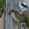 Poplave u Srbiji, vanredna situacija u 51 mestu: Voda nosi mostove, urušava puteve, od ponoći evakuisano 217 osoba (foto…