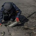 Ukrajinski demineri čiste teritoriju od mina golim rukama