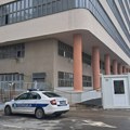 FOTO Prve fotografije sa lica mesta: Policija ispred zgrade u kojoj je lift ubio čoveka, Hitna pomoć mogla samo da konstatuje…