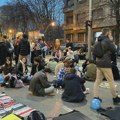 Izbori u Srbiji: Studenti šatorima blokirali centralnu beogradsku ulicu