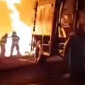 Bukti požar u Kaluđerici Vatrogasne ekipe stigle na lice mesta (VIDEO)