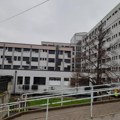 Pretučen muškarac u dvorištu Opšte bolnice u Leskovcu