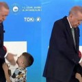 Erdogan ošamario Dečaka koji nije hteo da mu poljubi ruku: Snimak izazvao bes na mrežama, ovo mu nije prvi put (video)