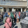 FOTO: Studenti i građani prenoćili ispred Skupštine grada uoči sednice, Novosađani se okupljaju ispred, opozicija ušla u…