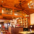 Seo sa prijateljima u restoran, popio čašu vode pa završio u bolnici: Lekari zatečeni onim što su otkrili