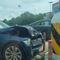 Skupocenim autom se zakucao u naplatnu stanicu u Vrčinu: Prednja strana vozila potpuno smrskana