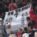 Vulgarni transparent na utakmici Zvezda Budućnost: Obezbeđenje kluba reagovalo, uklonilo ga iza klupe gostiju