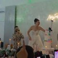 Mlada na svadbi uperila "pušku" u svatove! Svi zanemeli pa uzeli telefone u ruke: Ovakvo veselje još niste videli video