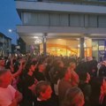 "Ovo je naš grad, naš trg": Kontraskup u Kraljevu "rasterao" simpatizere SNS (VIDEO)