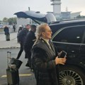 (Video) Brena u trenerci na aerodromu: Pevačica u sasvim običnom izdanju, kosa u rep, a na licu ni trunke šminke